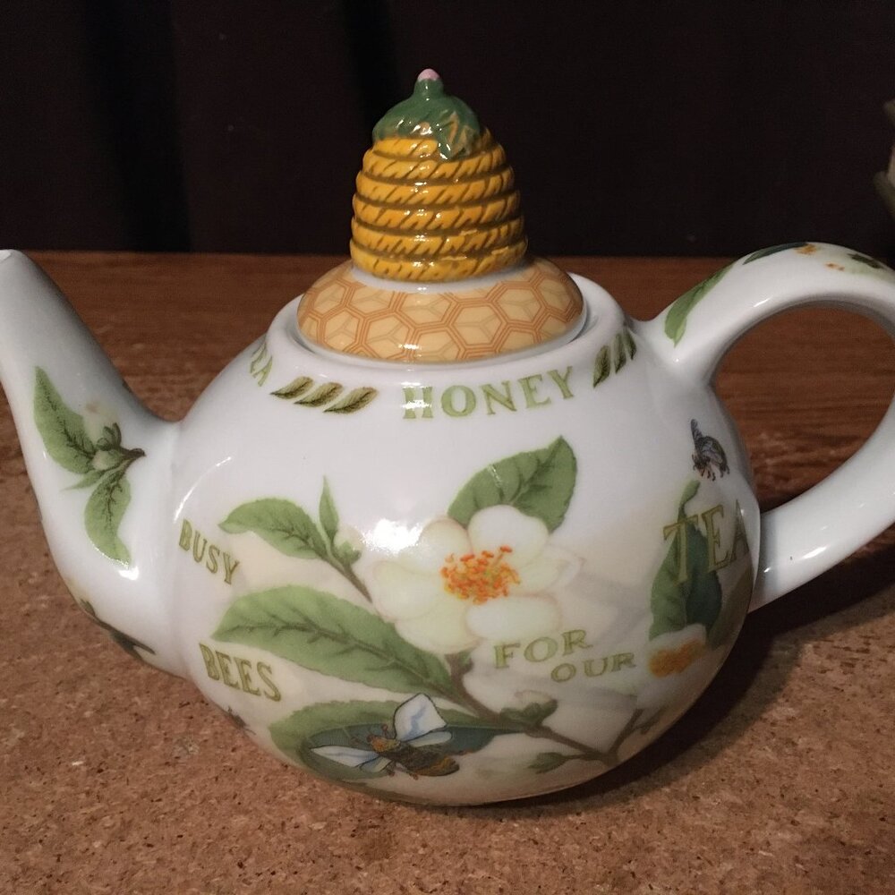 TEA & HONEY TEAPOT BUSY BEES BEE HIVE FLOWERS BY CARDEW DESIGN